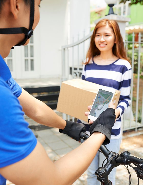 Logistics delivery driver using a tablet